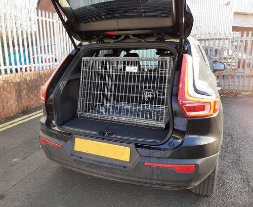 Pet world volvo xc40 - volvo, sloping